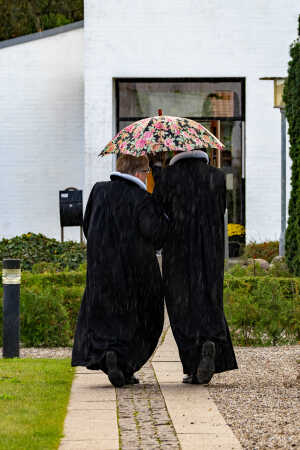 Præstemøde i regnen